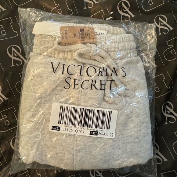 NWT: VS PINK Women’s Curved Full Grey Hem Shorts: Large - Picture 2 of 4